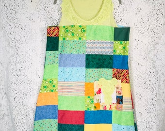 Abito patchwork realizzato con materiali riciclati, rifiniture in pizzo colorato, capo unico fatto a mano.