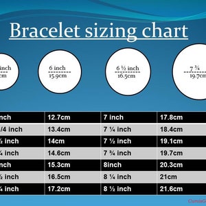 K&ouml;nnte beinhalten: Eine Tabelle mit den Gr&ouml;&szlig;en von Armb&auml;ndern in Zoll und Zentimetern. Die Tabelle listet Armbandgr&ouml;&szlig;en von 5 Zoll bis 8 1/2 Zoll mit den entsprechenden Ma&szlig;en in Zentimetern auf.