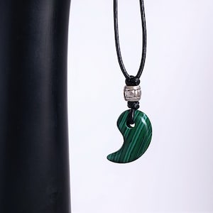 Magatama necklace, Japanese talisman, Malachite necklace, Small magatama, leather necklace, Men's choker, Unisex necklace, Talisman choker