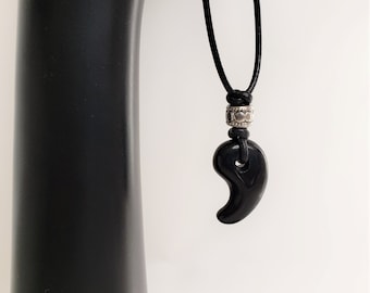 Collana Magatama, talismano giapponese, collana in agata nera, collana in pelle, girocollo da uomo, collana unisex, collana talismano