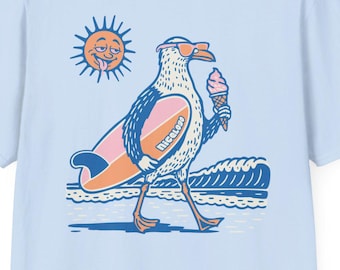 Könnte beinhalten: Hellblaues T-Shirt mit einem Cartoon-Möwen-Design, das eine Sonnenbrille, ein Surfbrett und ein Eis hält. Das Design zeigt eine Sonne und Wellen. Auf dem Surfbrett steht "nice sea".