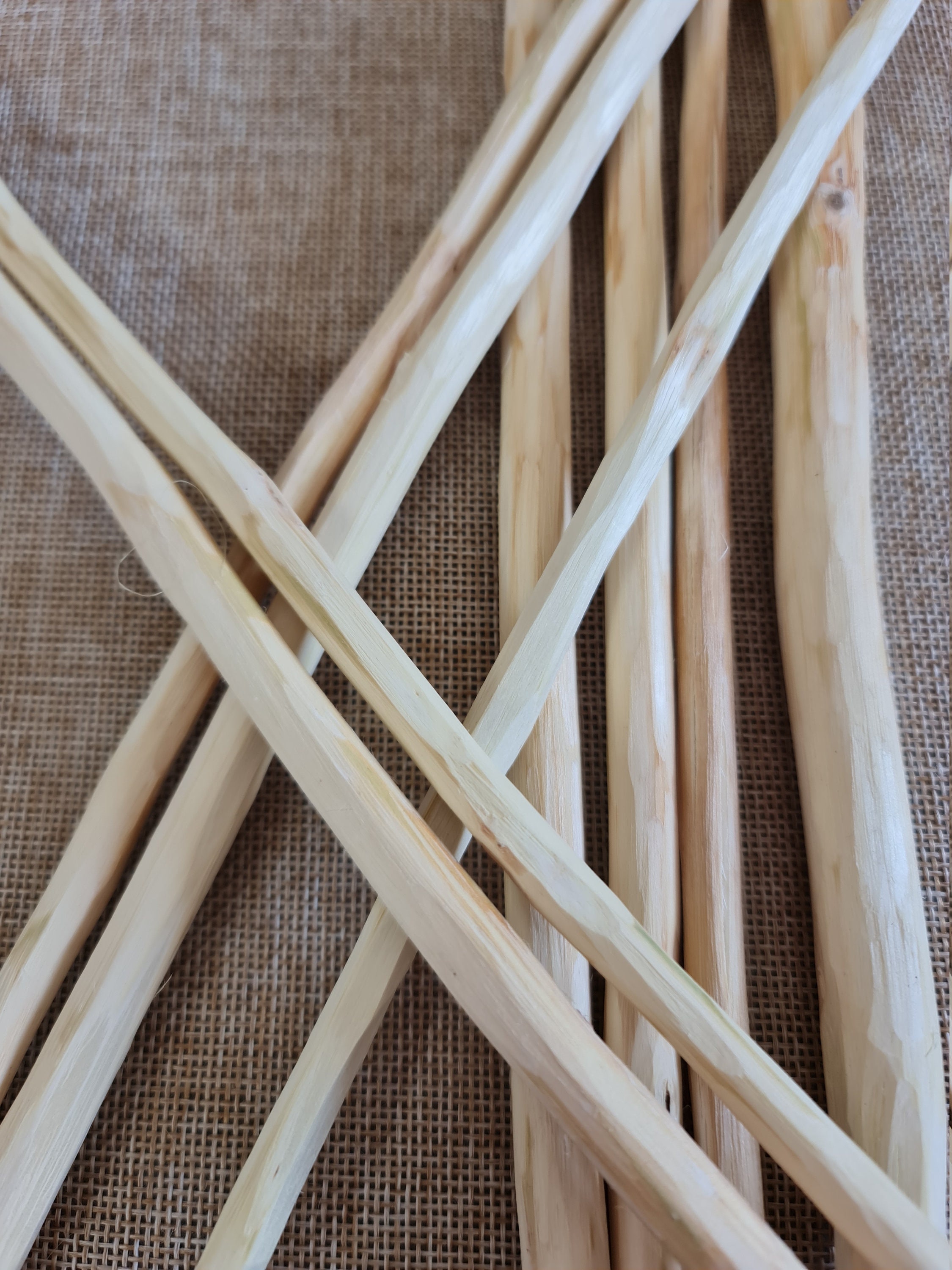 木の棒、アカシアのイナゴの木の棒、杖、マクラメ、アートクラフト用品、天然木の枝、樹皮を剥いだ小枝、神聖な木の儀式用具 - Etsy 日本