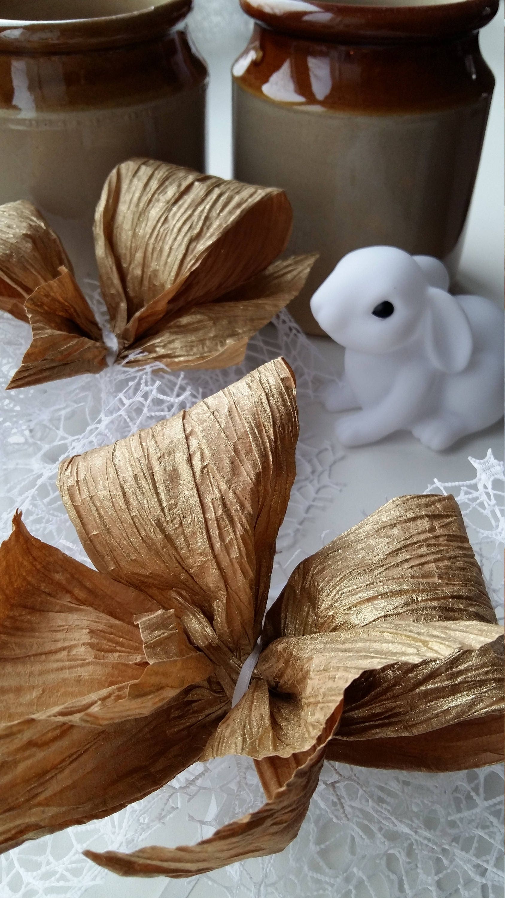 Nœuds cadeaux. Gros plan d'un noeud décoratif en ruban doré en soie pour  boîte cadeau isolée sur fond blanc. Décorations arrière-plan avec étoile.  Coupe Photo Stock - Alamy