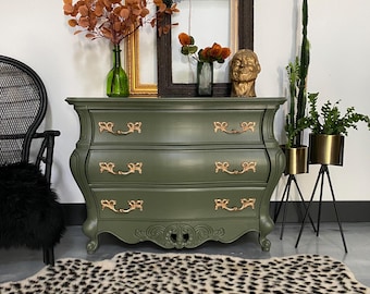 Vintage Mahogany Dresser With Double Bowfront and 8 Drawers