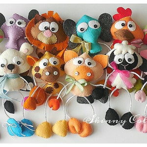 Peut inclure: Une collection de jouets en feutre d'animaux avec de longues jambes. Les animaux comprennent un pingouin, un ours, un lion, une girafe, un cochon, un mouton, un coq, un &eacute;l&eacute;phant et deux grenouilles.