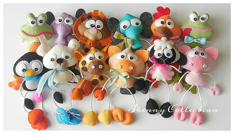 Peut inclure: Une collection de jouets en feutre d'animaux avec de longues jambes. Les animaux comprennent un pingouin, un ours, un lion, une girafe, un cochon, un mouton, un coq, un &eacute;l&eacute;phant et deux grenouilles.