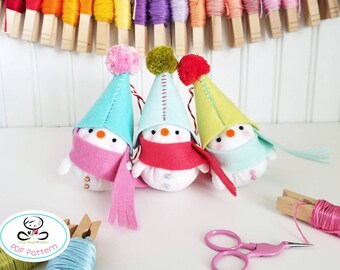 Muñeco de nieve festivo, Patrón PDF, Adornos navideños de fieltro, Adorno muñeco de nieve de fieltro, Adorno árbol de Navidad