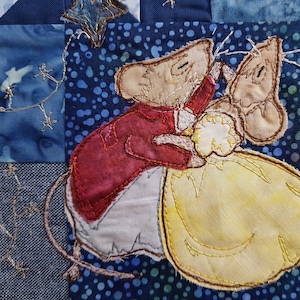 Könnte beinhalten: Zwei Mäuse tanzen zusammen. Die männliche Maus trägt eine rote Jacke und die weibliche Maus trägt ein gelbes Kleid. Der Hintergrund ist ein blauer Stoff mit weißen Punkten.