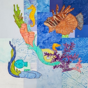 以下が含まれることがあります： ライオンフィッシュ、シーホース、サンゴなど、さまざまな海の生き物を描いたカラフルな刺繍作品。さまざまな生地とテクスチャで制作されており、ユニークで幻想的なデザインを生み出しています。
