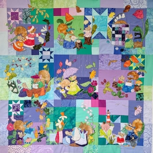 Può includere: Una trapunta colorata con un design a patchwork che presenta vari animali, tra cui scoiattoli, topi e farfalle. La trapunta è composta da diversi tessuti in tonalità di blu, verde, viola e rosa.
