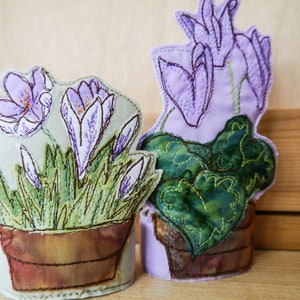 Digitalt mönster med cykelros och krokus, endast mall (inga instruktioner) för frihandsbroderi, applikation med rå kant.