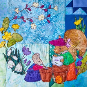 Puede incluir: Una colorida pieza de arte textil que presenta una escena de jardín caprichosa. Una ardilla y un ratón cuidan macetas. La obra de arte incluye flores bordadas, ramas y un fondo de cielo azul, creando una estética encantadora y artesanal.