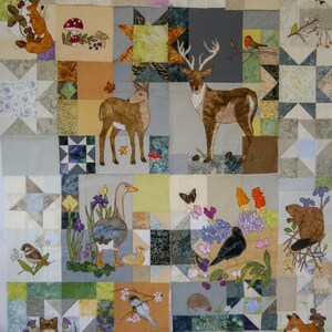 Peut inclure: Une courtepointe patchwork colorée avec différentes scènes d'animaux et de nature. La courtepointe représente un cerf, une oie, un faisan, un écureuil, un renard, un oiseau, un papillon et un castor. La courtepointe est composée de différents tissus et couleurs, dont le brun, le vert, le bleu et le jaune.