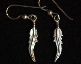 Native American Small Rio Feather - Sterling Silver Dangle Earring