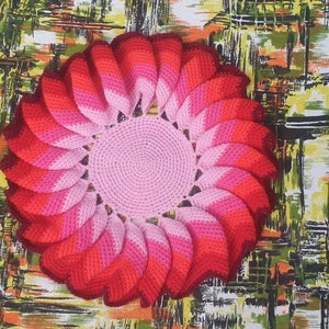 Différentes couleurs disponibles. Magnifique napperon vintage français tricoté à la main des années 60 en laine rétro kitsch fait main original orange vert rose