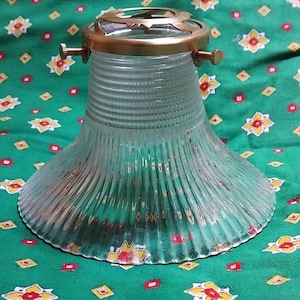 Vintage Holophane-lampskärm, ribbat prismatiskt glas, fransk galleriklockform
