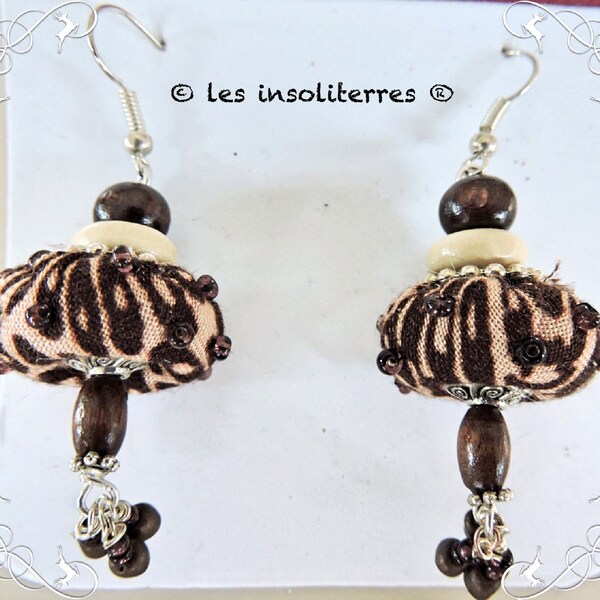 boucles d'oreilles pendantes rondes  en tissu imprimé beige marron   rebrodé perles