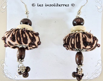 boucles d'oreilles pendantes rondes  en tissu imprimé beige marron   rebrodé perles