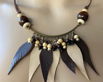 Ensemble  collier et ses boucles d'oreilles minimalistes en cuir brun beige motif feuilles ou plumes perles de bois