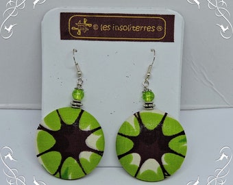 boucles d'oreilles pendantes rondes  en tissu wax africain imprimé bordeaux foncé et vert anis