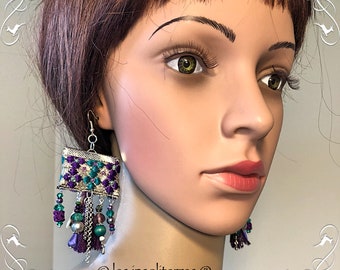 Boucles d'oreilles pendantes ethniques bohèmes nomades brodées fil argenté et motifs violets et verts avec  breloques