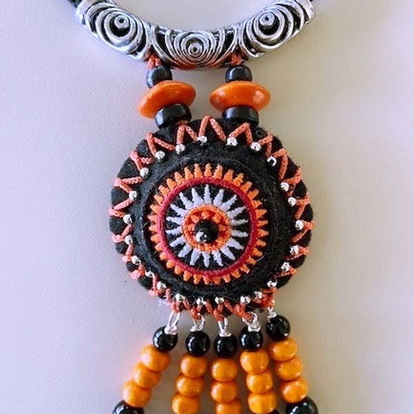 collier bohème ethnique tribal textile brodé Hmong original assorti aux boucles d'oreilles orange noir