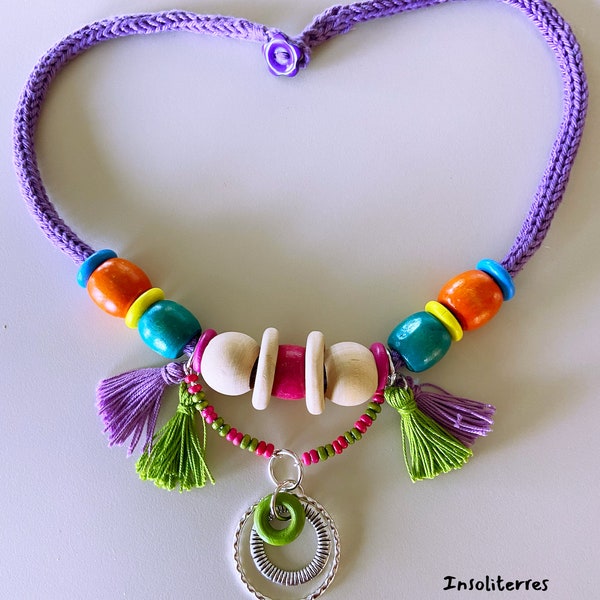 collier textile d'été artisanal boho bohème hippie ethnique en tricot perles de bois colorées pompons et perles violet dominant