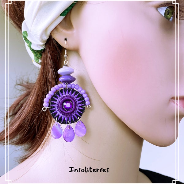 boucles d'oreilles boho ethniques violettes mauves en tissu  coton brodé thaïlandais Hmong forme ronde  et perles gouttes en nacre