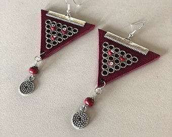 boucles d'oreilles ethno chic géométriques triangles en cuir véritable rouge bordeaux brodé métal argenté et perles bois