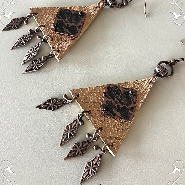 Boucles d'oreilles ethniques triangles en cuir véritable couleur cuivrée avec breloques laiton et perles tchèques