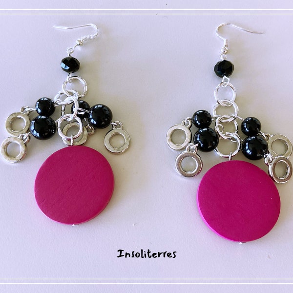 boucles d'oreilles forme grappe en bois rose fuschia et perles de verre noires avec petits anneaux  argentés