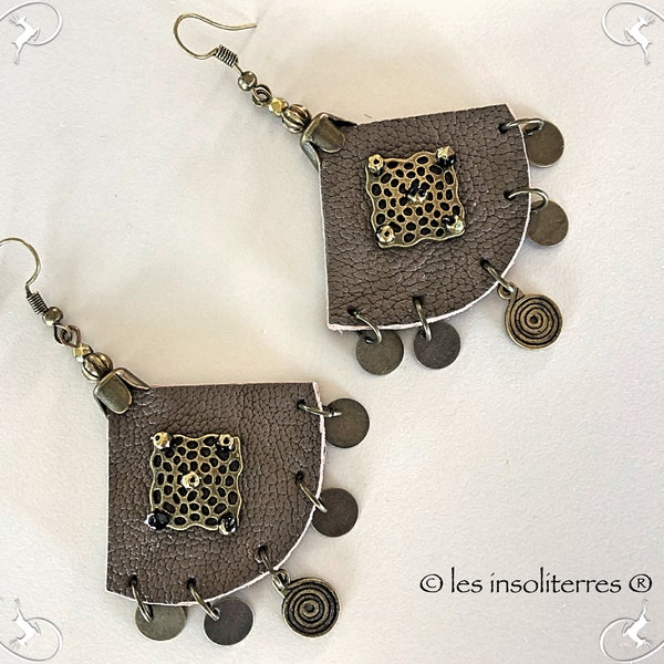 Boucles d'oreilles ethniques en cuir forme éventail couleur kaki taupe avec estampes et perles tchèques à facettes