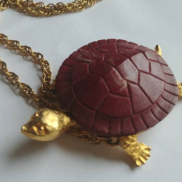 Signed CELEBRITY Vintage Large TURTLE Gold tone Lucite plastic necklace pendant