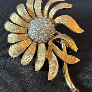 JOMAZ Joseph MAZER gold tone crystal rhinestone flower brooch