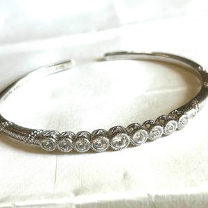 JUDITH RIPKA Sterling Silber CZ Stein funkelndes Manschetten Armband