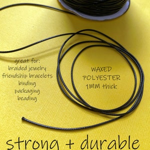 Pode incluir: Cord&atilde;o de poli&eacute;ster encerado preto, 1 mm de espessura. Ideal para joias tran&ccedil;adas, pulseiras de amizade, encaderna&ccedil;&atilde;o, embalagem e mi&ccedil;angas. Forte e dur&aacute;vel.