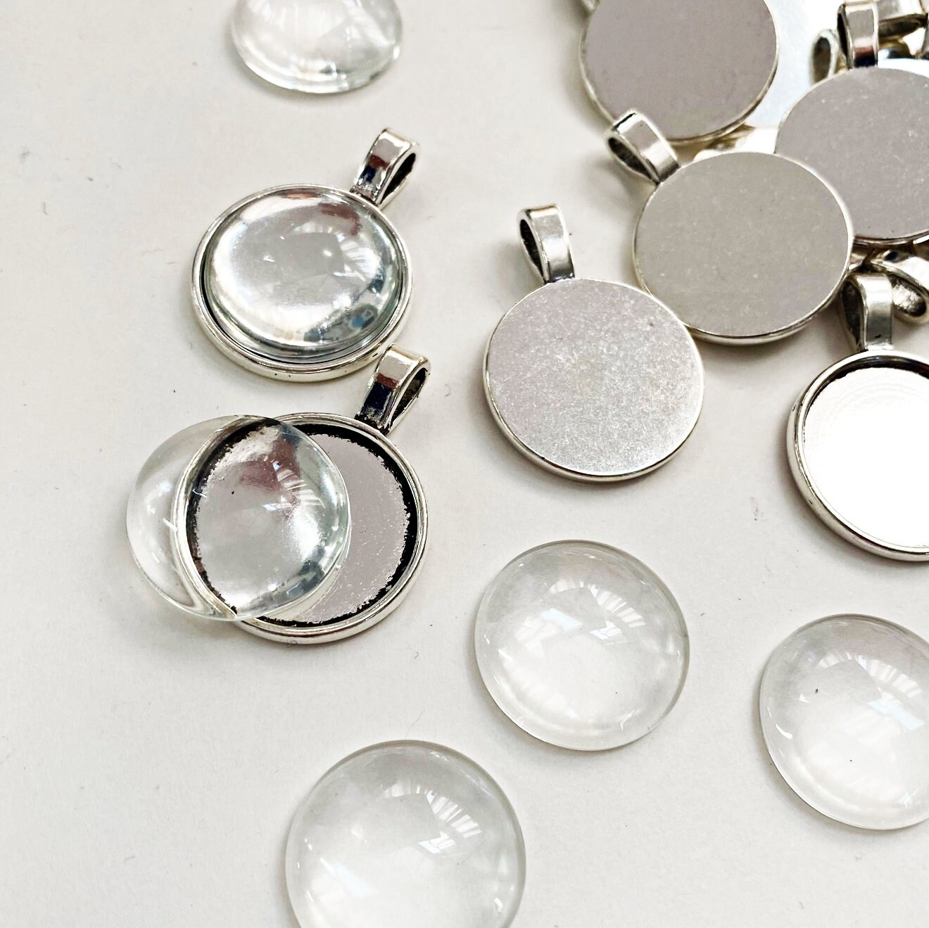 TXXATX 25 Pezzi Vassoi per Pendente 25mm in Acciaio Inossidabile Supporti Rotondi per Cabochon in Argento per Creazioni Fai-da-te Gioielli Foto Fiori