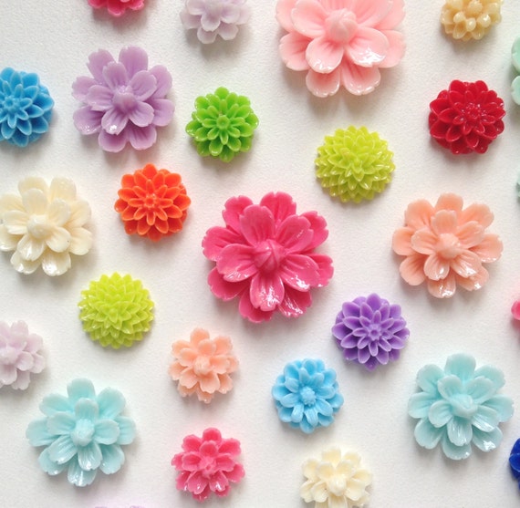 Resin Flower Cabochon. Mixed Lot, assorted colors, styles, sizes.  Small, medium and large resin flowers for crafting, DIY projects