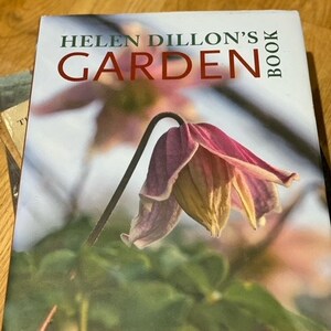 Helen Dillon&#39;s Garden Book