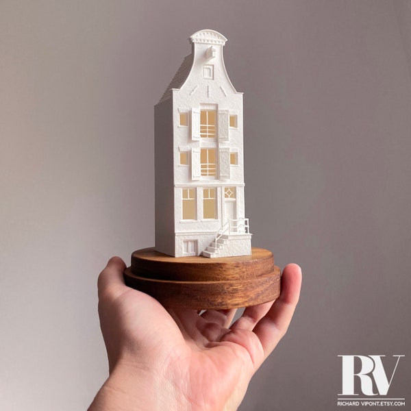 Handgemaakte papieren kunst - Amsterdams huismodel in glazen koepel - 3D architecturale sculptuur - Unieke Nederlandse architectuur Desk Art