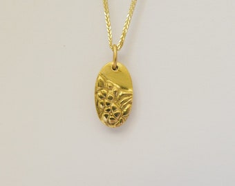 Unique Solid Gold Oval Pendant Necklace for Women Engraved with Flowers and Leaves, Everyday Floral Necklace, 14K Gold jewelry