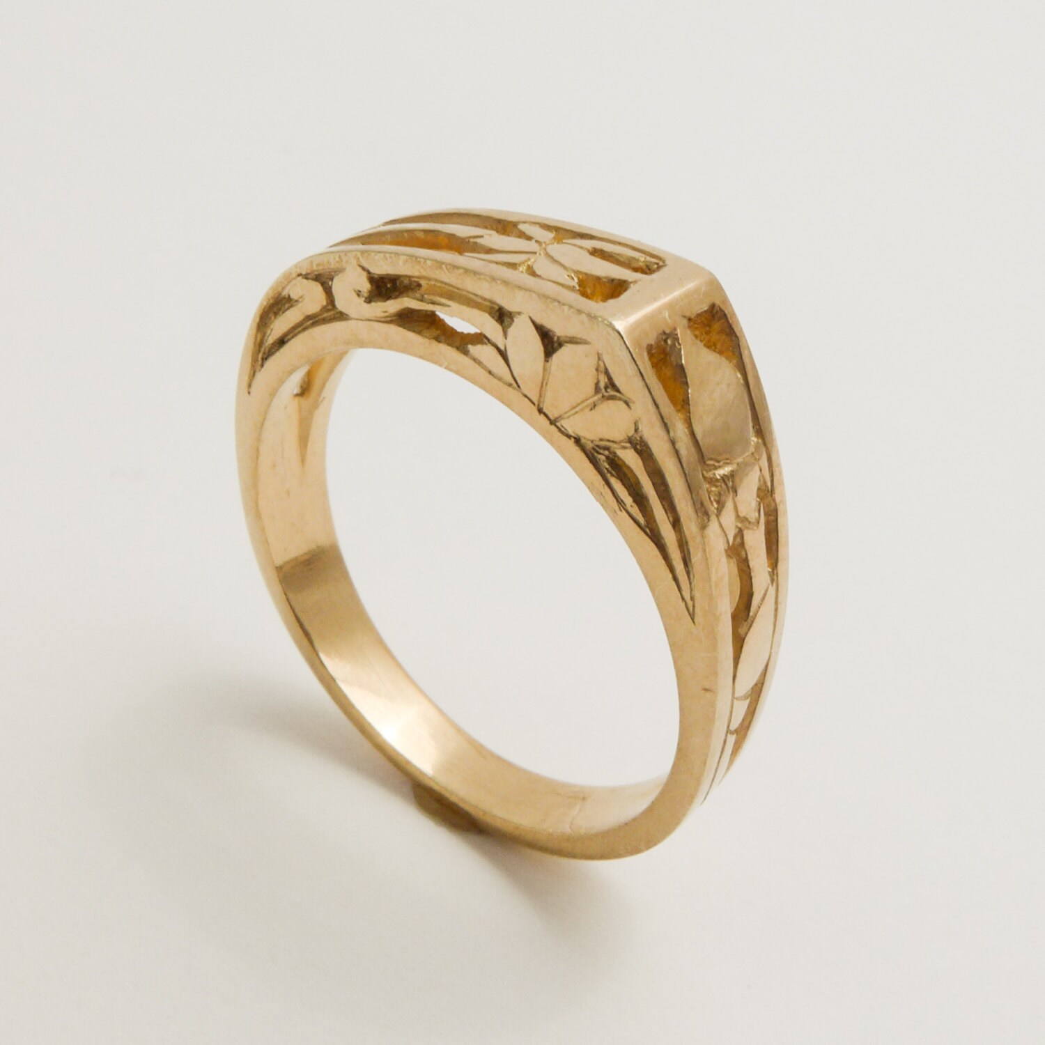 Unique Lotus Statement Ring for Women Handmade of 14K / 18K Solid Gold, Engraved Floral Yellow / White / Rose Gold Signet Ring