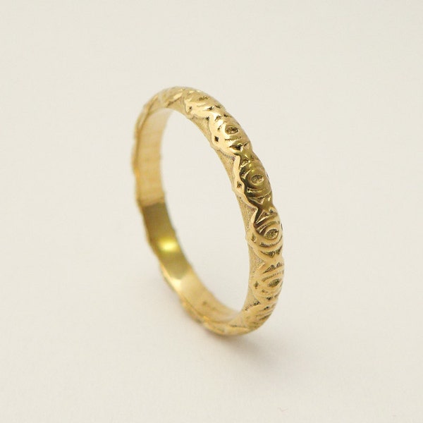 Gold Wedding Band for Woman,  Simple Thin Wedding Band with Delicate Pattern, Vintage Style Lace Wedding Ring made of 14K / 18K Solid Gold