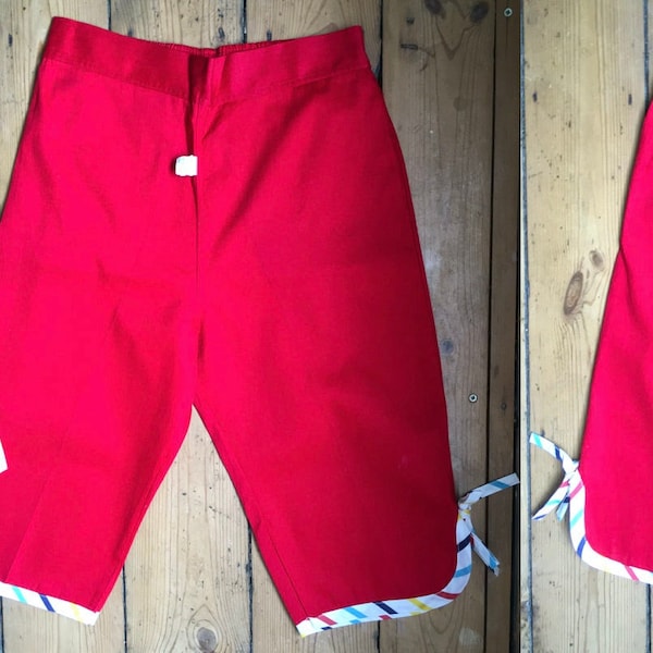 Vintage 1950s scarlet red cotton high waisted shorts short clam diggers cropped pants with bow details - Elasticated waist 25-29, hips 35"