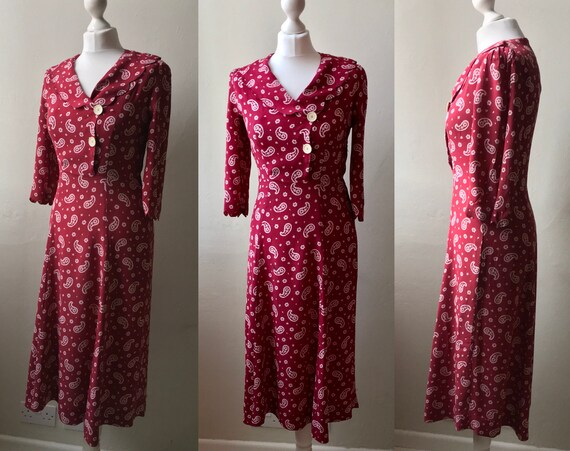 Vintage 1930s 1940s raspberry red and white paisle