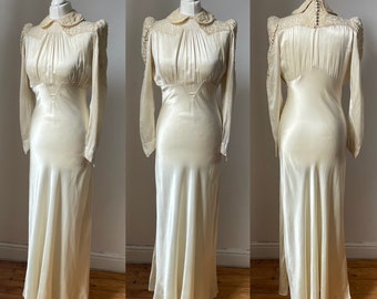 Vintage 1930s 1940s Art Deco ivory oyster satin bias cut full length wedding dress w/ Peter pan collar, floral lace yoke & pleats - B36 W27"