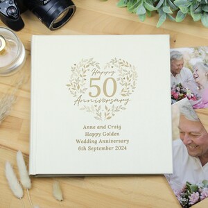 Álbum de fotos personalizado del 50.º aniversario de bodas de oro de Cellini Designs