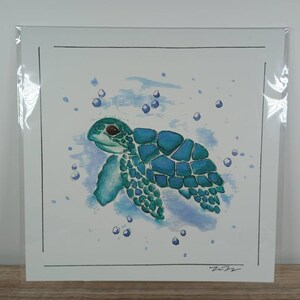 Könnte beinhalten: Ein Aquarellbild einer blauen und grünen Meeresschildkröte, die im Meer schwimmt. Die Schildkröte ist von blauen und weißen Aquarellpunkten umgeben, die Blasen darstellen.