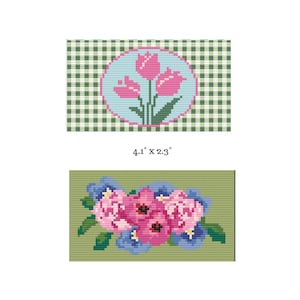 Può includere: Due schemi a punto croce che misurano 10,4 cm per 5,8 cm. Il disegno superiore presenta tre tulipani rosa all'interno di un cerchio azzurro su uno sfondo a quadretti verdi. Il disegno inferiore mostra un gruppo di fiori rosa e blu su verde.