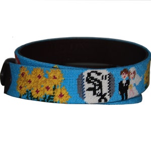 Cinturones bordados personalizados: regalos perfectos para padrinos de boda. Tiempo de costura: Entrega en 12-13 semanas. Pedidos urgentes disponibles.